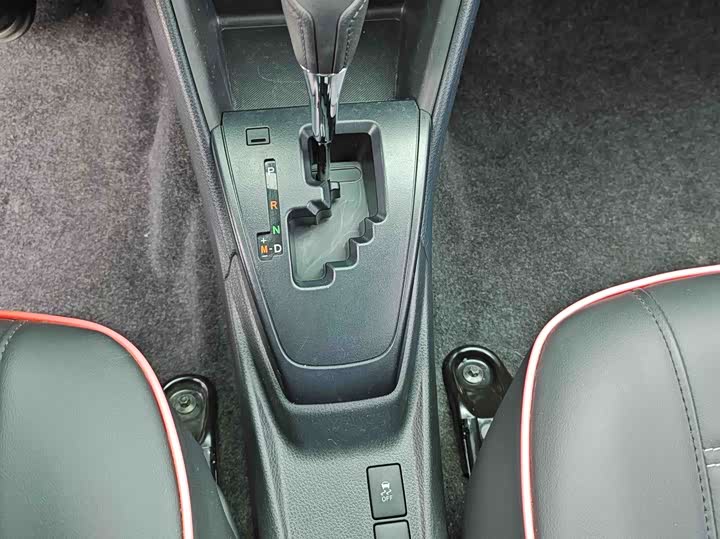 Фото 22 - Toyota Yaris L Hatchback