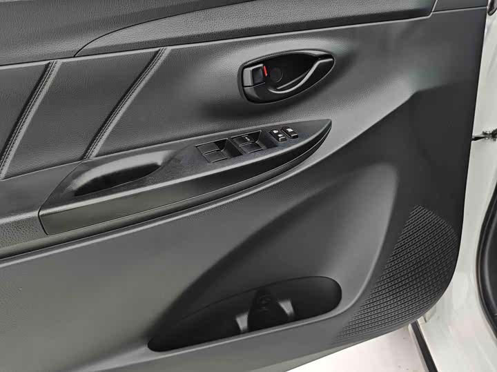 Фото 23 - Toyota Yaris L Hatchback