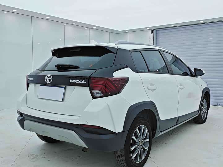 Фото 4 - Toyota Yaris L Hatchback