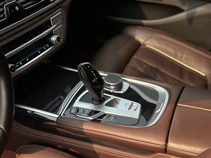 Фото 15 - BMW 7 Series