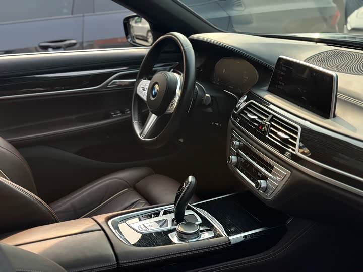 Фото 16 - BMW 7 Series