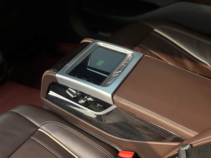 Фото 19 - BMW 7 Series