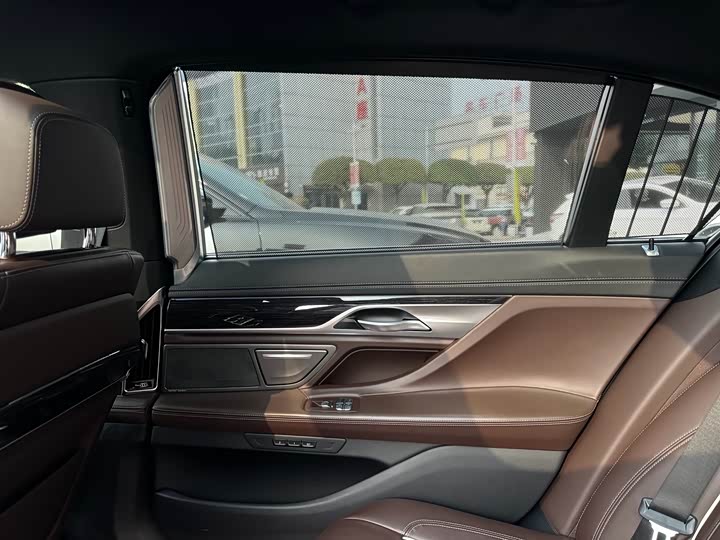 Фото 21 - BMW 7 Series