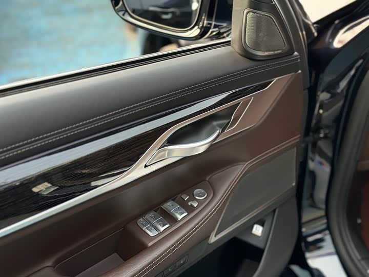 Фото 8 - BMW 7 Series