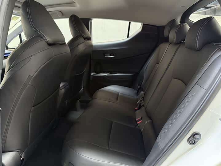 Фото 10 - Toyota C-HR