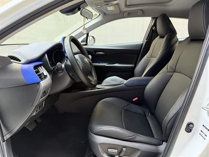 Фото 9 - Toyota C-HR