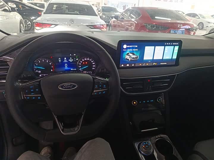 Фото 10 - Ford Escape