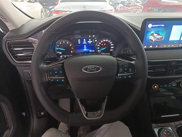 Фото 11 - Ford Escape