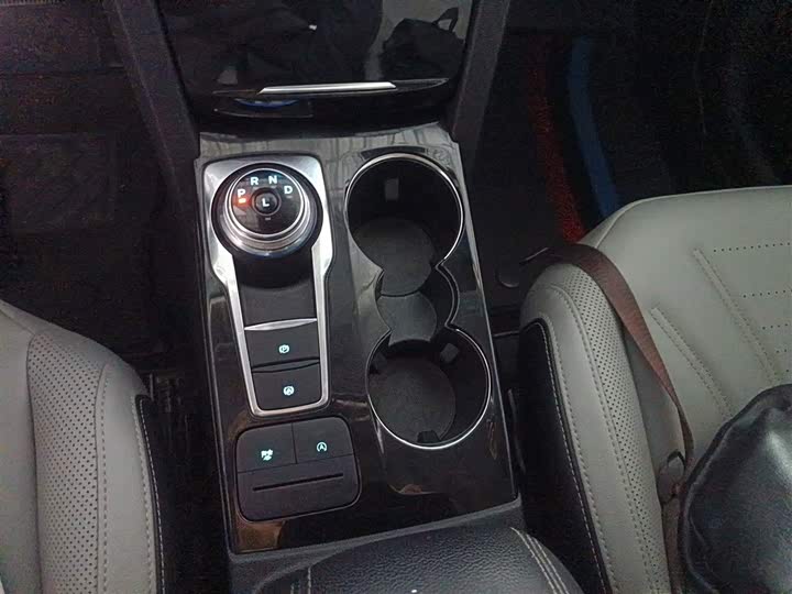 Фото 14 - Ford Escape