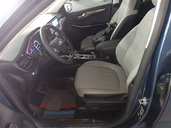 Фото 15 - Ford Escape