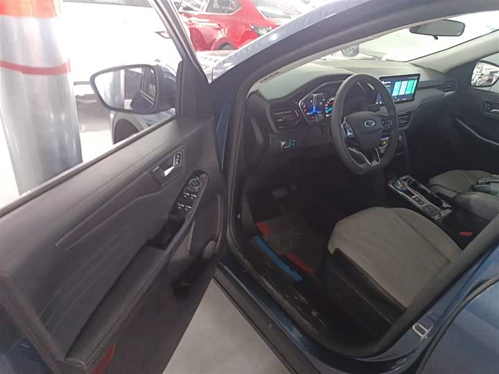 Фото 16 - Ford Escape