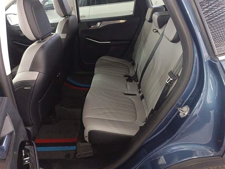 Фото 17 - Ford Escape