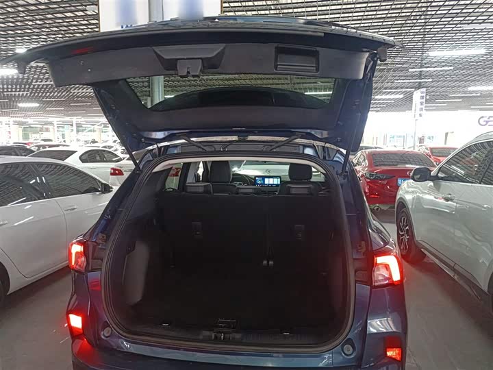 Фото 19 - Ford Escape