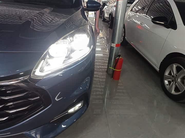 Фото 24 - Ford Escape