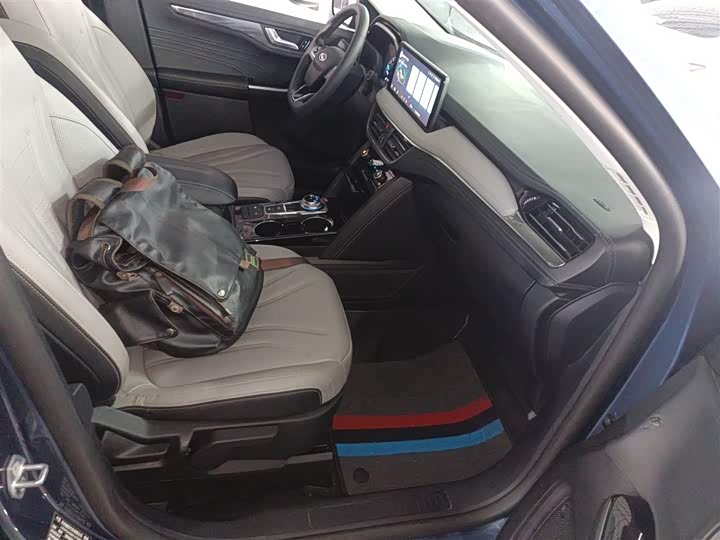 Фото 25 - Ford Escape