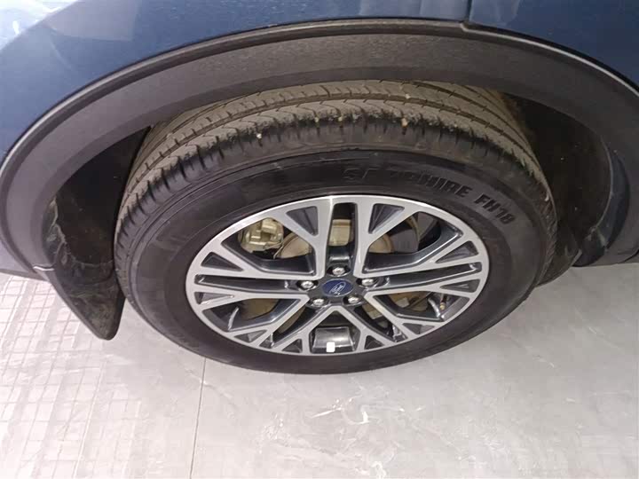 Фото 26 - Ford Escape