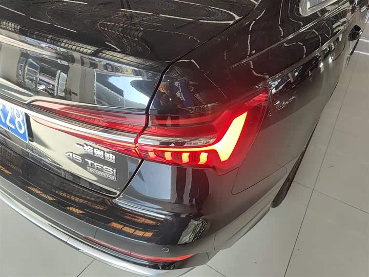 Фото 8 - Audi A6L