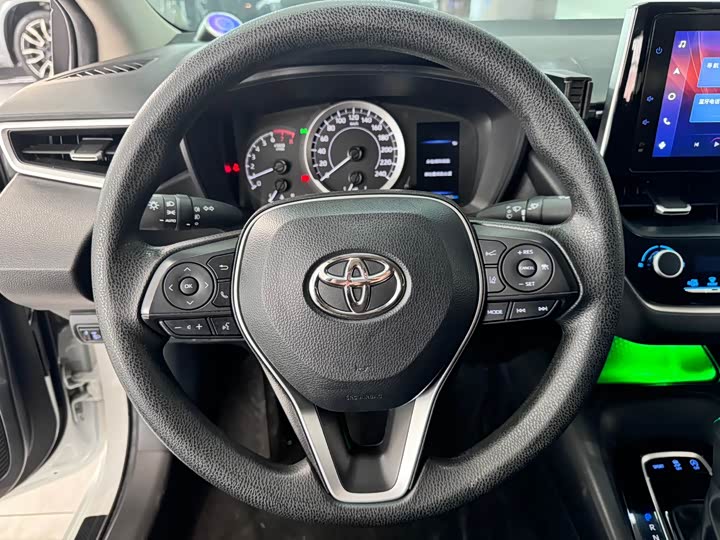 Фото 10 - Toyota Corolla