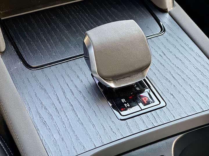 Фото 10 - Land Rover Discovery Sport Hybrid