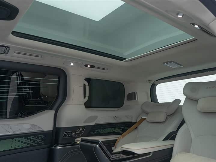 Фото 21 - Zeekr 009