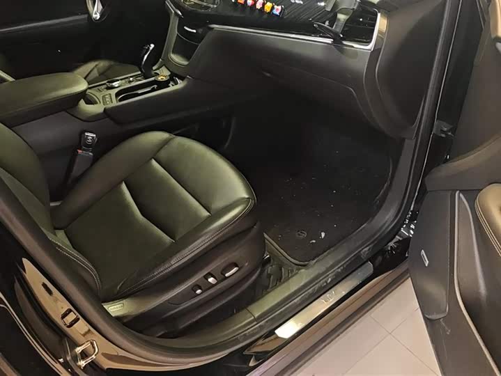 Фото 8 - Cadillac XT6