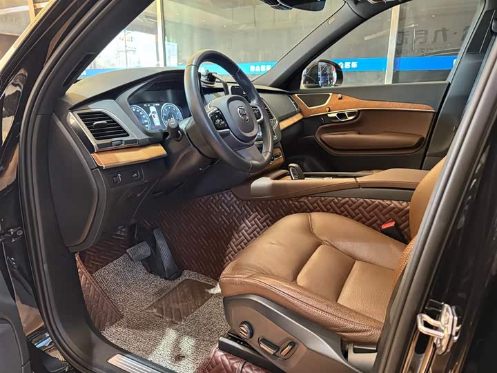 Фото 10 - Volvo XC90