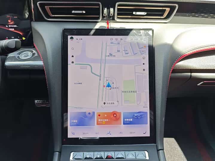 Фото 10 - Hongqi H6