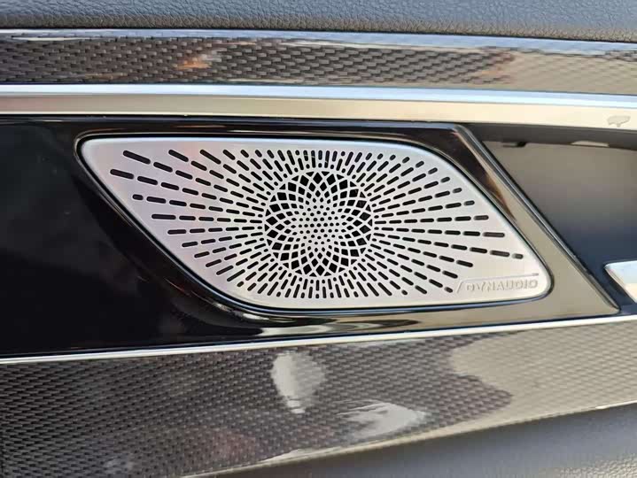 Фото 13 - Hongqi H6