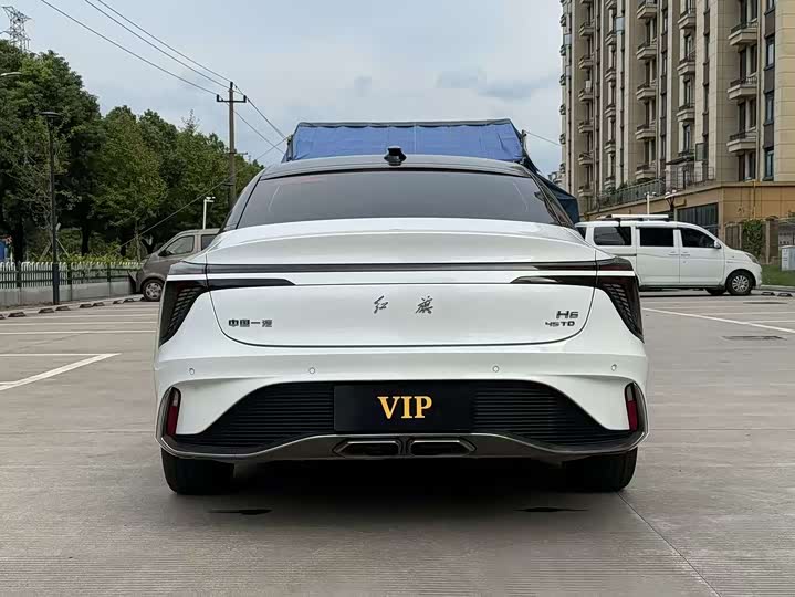 Фото 16 - Hongqi H6