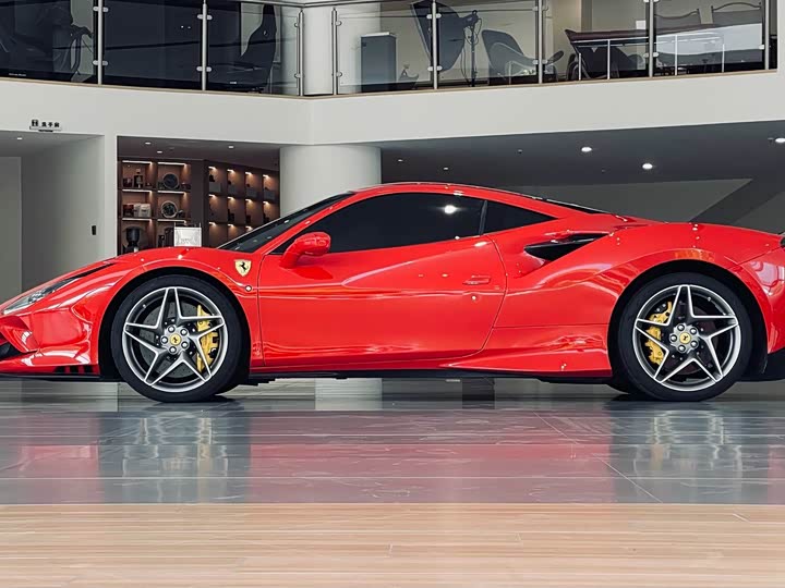 Фото 2 - Ferrari F8