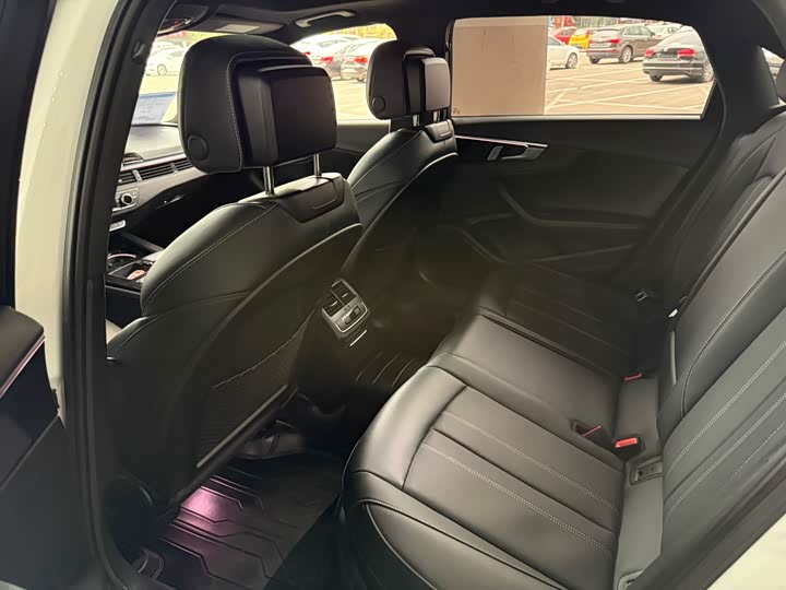 Фото 10 - Audi A4L