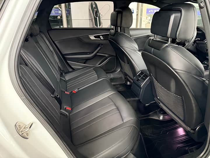 Фото 12 - Audi A4L