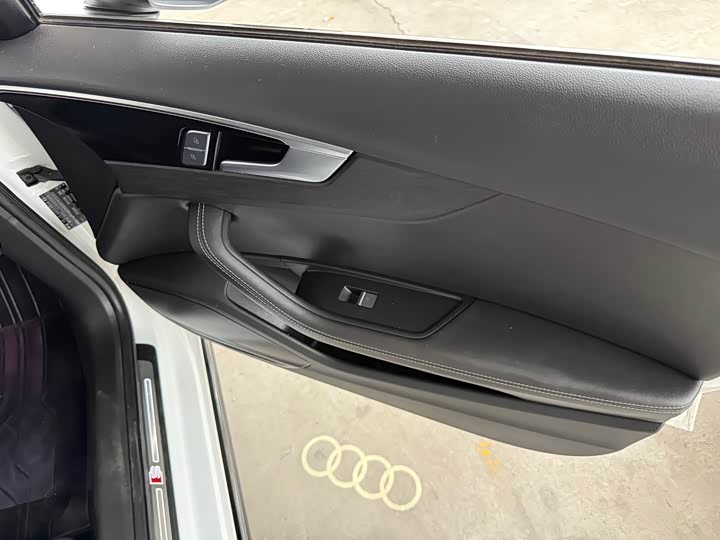 Фото 14 - Audi A4L