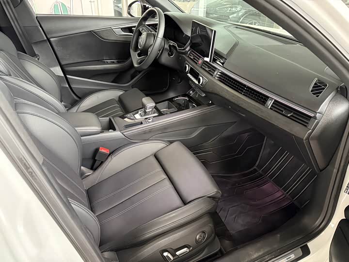 Фото 15 - Audi A4L