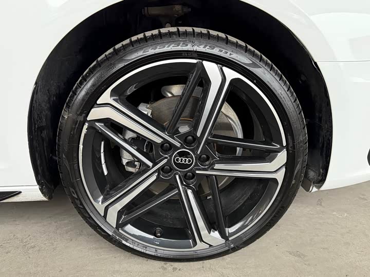 Фото 16 - Audi A4L