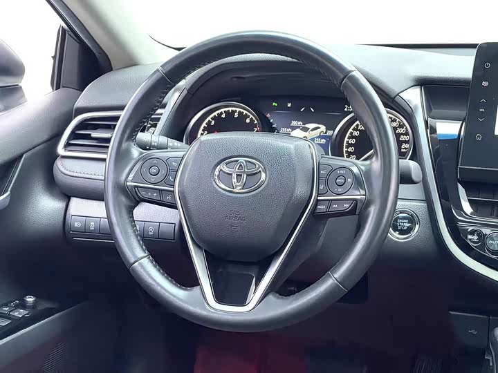 Фото 10 - Toyota Camry