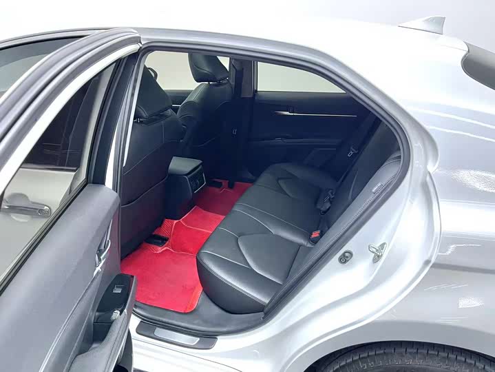 Фото 13 - Toyota Camry