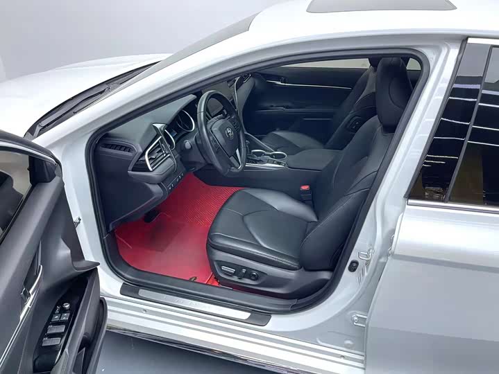 Фото 15 - Toyota Camry