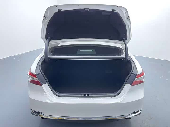 Фото 16 - Toyota Camry