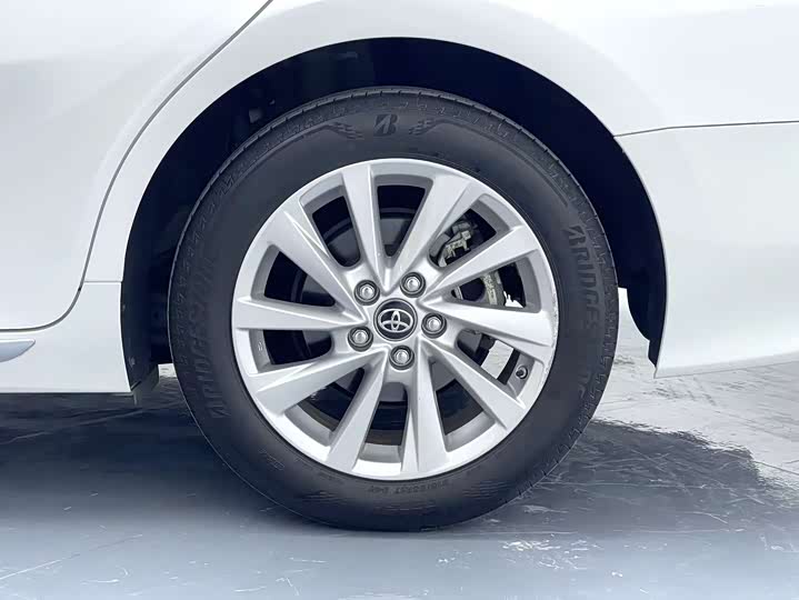 Фото 18 - Toyota Camry