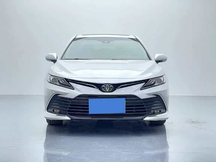 Фото 2 - Toyota Camry