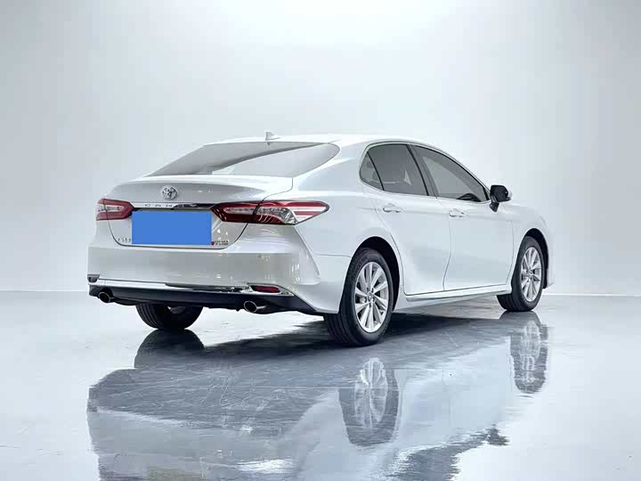 Фото 6 - Toyota Camry