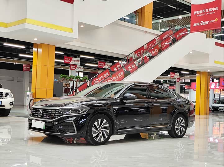 Фото 1 - Volkswagen Passat Hybrid