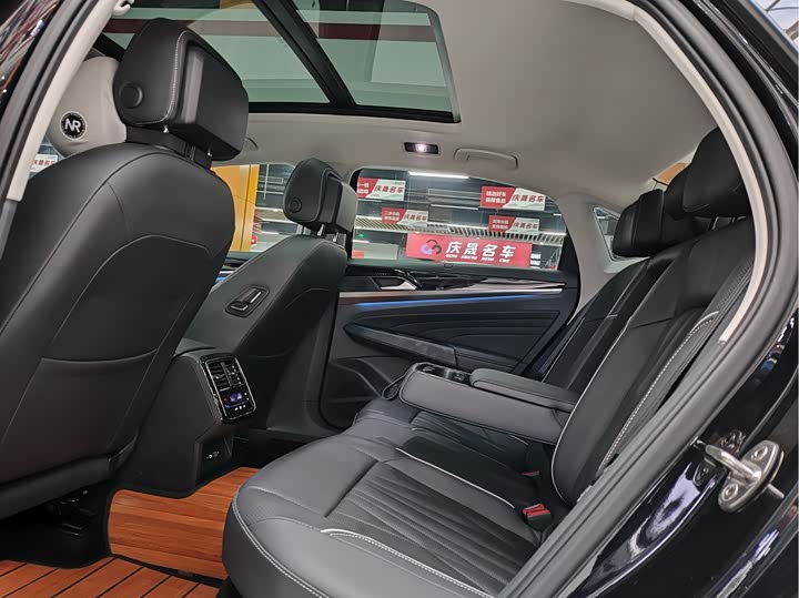 Фото 10 - Volkswagen Passat Hybrid