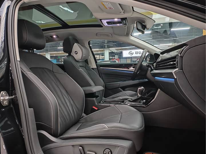 Фото 11 - Volkswagen Passat Hybrid