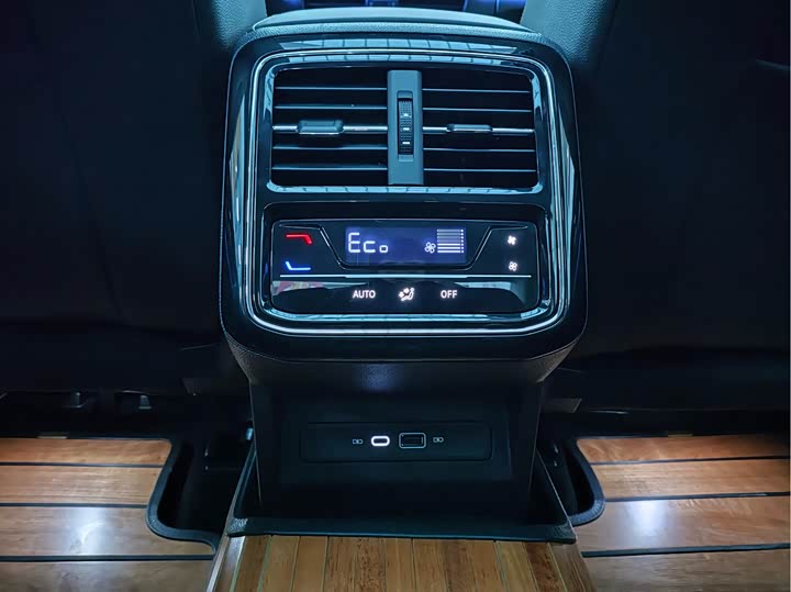 Фото 15 - Volkswagen Passat Hybrid