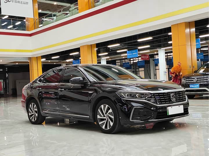 Фото 3 - Volkswagen Passat Hybrid