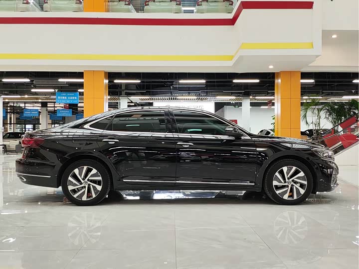 Фото 4 - Volkswagen Passat Hybrid
