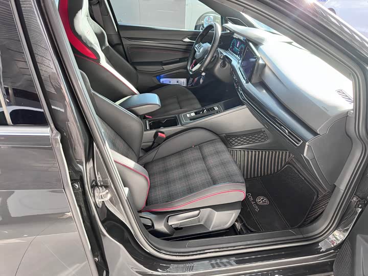 Фото 11 - Volkswagen Golf GTI