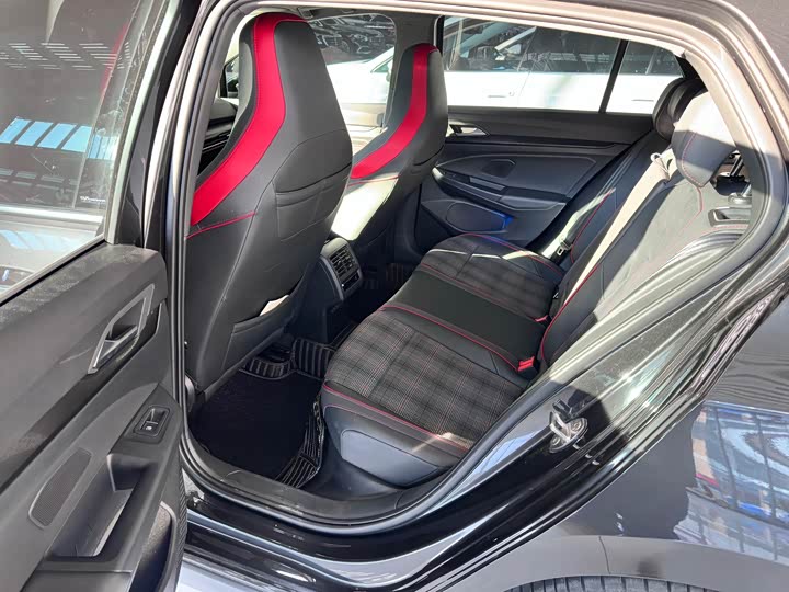 Фото 8 - Volkswagen Golf GTI